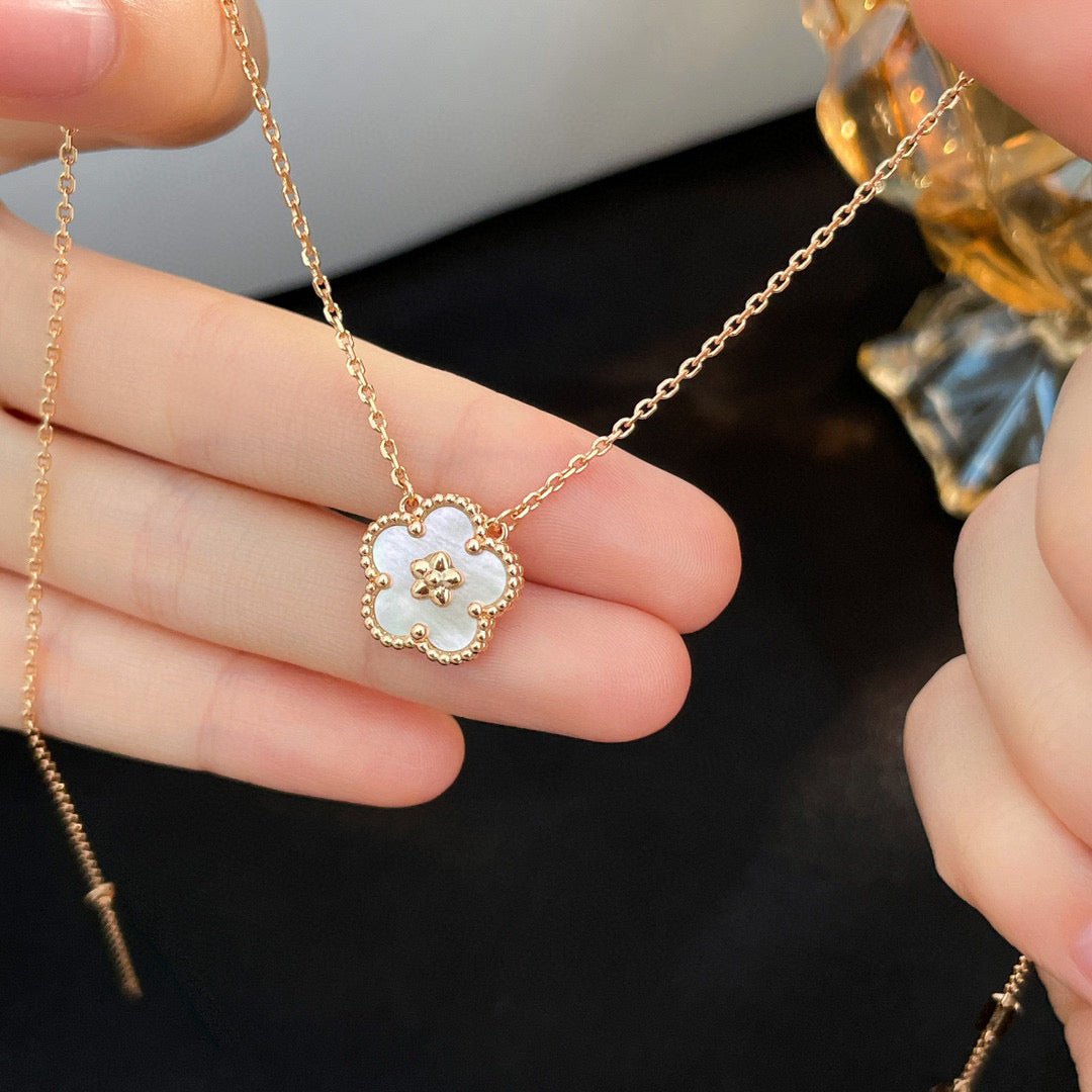 [Stars Jewelry]LUCKY  WHITE MOP  PLUM BLOSSOM NECKLACE